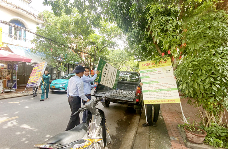 Đội Quy tắc- TTĐT tăng cường kiểm tra, xử phạt thu hồi các tang vật vi phạm trật tự đô thị.