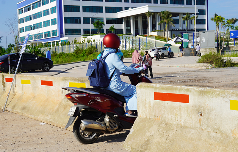 Rào chắn chỉ có 1 lối đi nhỏ dành cho xe máy và người đi bộ đi qua.