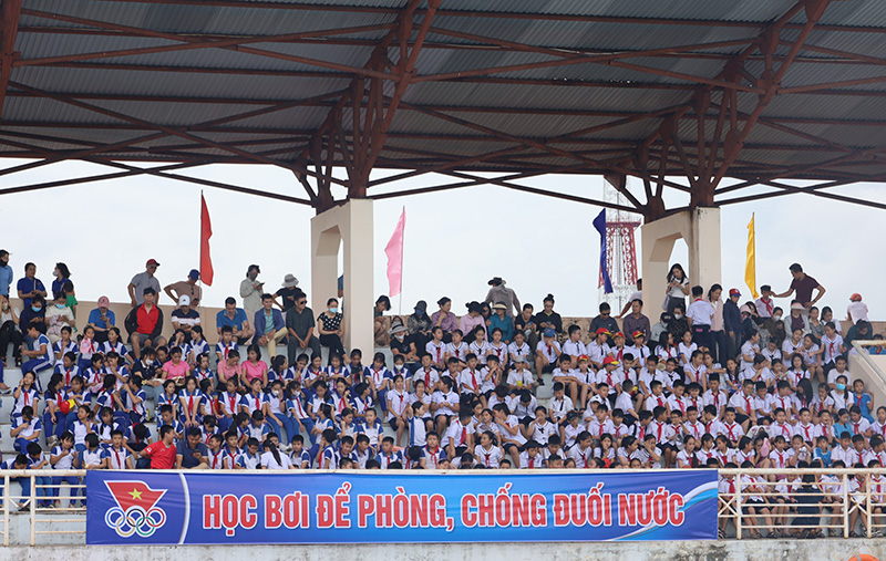 Tham gia lễ phát động có hơn 600 em học sinh, đoàn viên thanh niên trên địa bàn TP. Đồng Hới. 