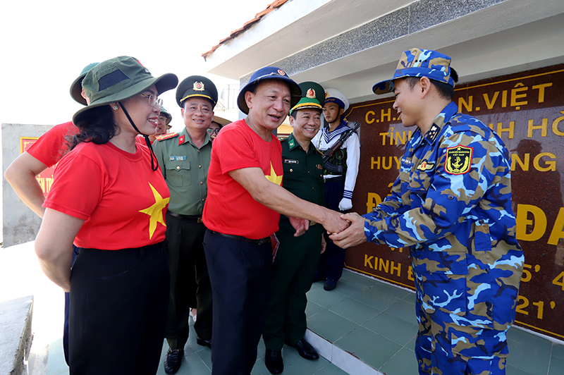 Đồng chí Phó Bí thư Thường trực Tỉnh ủy thăm hỏi, động viên chiến sĩ đang công tác tại quần đảo Trường Sa