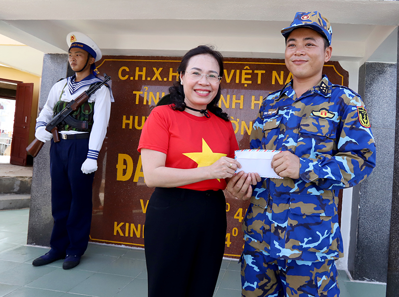 Đồng chí Phạm Thị Hân, Ủy viên Ban Thường vụ Tỉnh ủy, Chủ tịch Ủy ban MTTQ Việt Nam tỉnh trao quà cho con em Quảng Bình công tác tại đảo Trương Sa