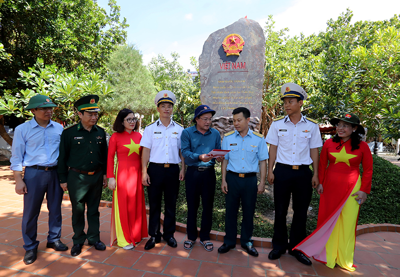 Đồng chí Phan Phong Phú, Tỉnh ủy viên, Phó Chủ tịch UBND tỉnh tặng quà cho con em Quảng Bình công tác tại đảo Trương Sa