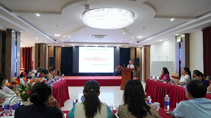 Đại diện Hội LHPN tỉnh trình bày tham luận tại hội thảo.