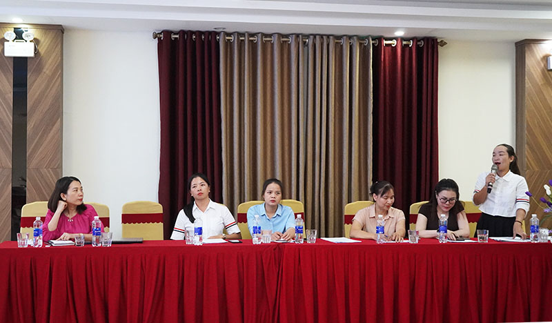 Đại diện Hội LHPN xã Nhân Trạch (Bố Trạch) thảo luận tại hội thảo.
