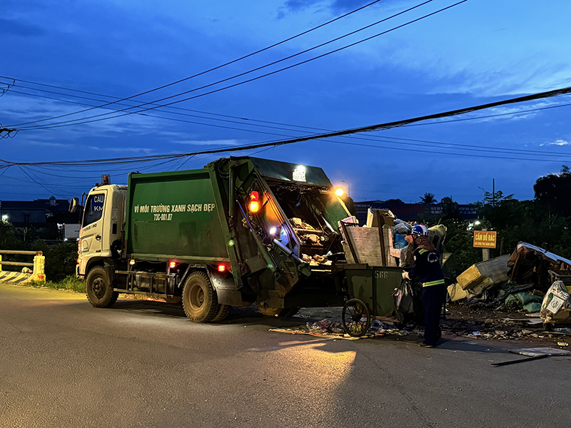 Để không tồn đọng rác thải trong thành phố, hoạt động thu gom, vận chuyển được thường kết thúc rất muộn.