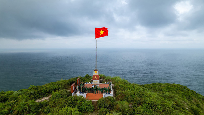 Cờ Tổ quốc tung bay kiêu hãnh trên đảo Hòn La.