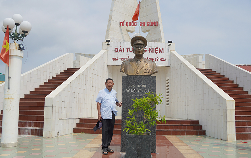 Đài tưởng niệm liệt sỹ và nhà truyền thống làng Lý Hòa, một trong những công trình tâm huyết ông Phan Hải xây dựng cho quê hương.