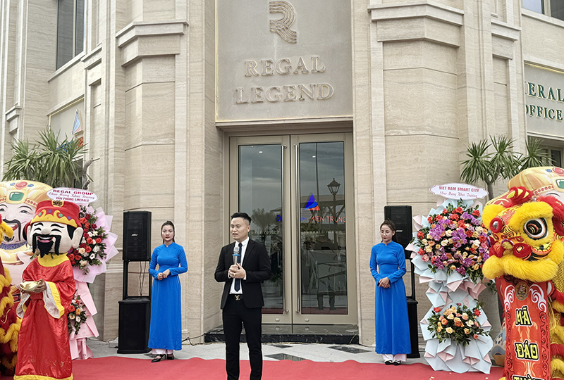 Lãnh đạo Đất Xanh Miền Trung Emerald phát biểu tại buổi lễ.