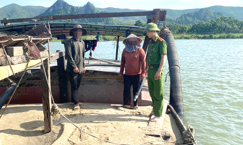 Thuyền vận chuyển cát trên sông Gianh không rõ nguồn gốc.