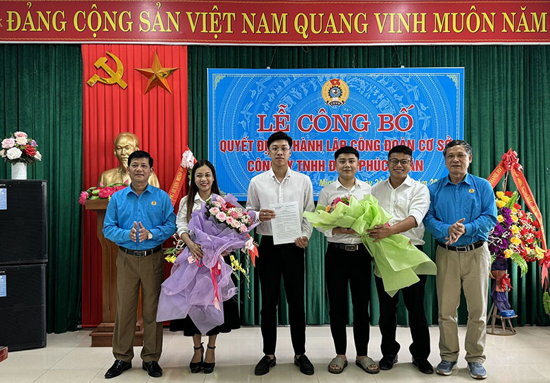  Liên đoàn Lao động huyện Minh Hóa tổ chức công bố quyết định thành lập công đoàn cơ sở.