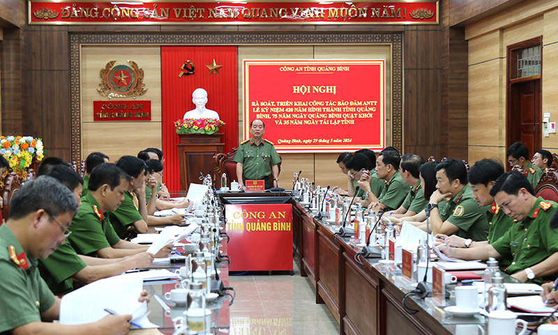 Đồng chí đại tá Nguyễn Hữu Hợp, Giám đốc Công an tỉnh phát biểu chỉ đạo tại hội nghị.