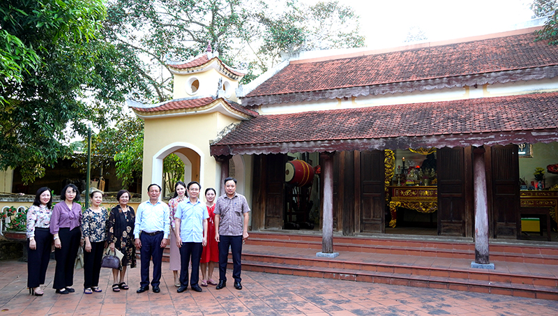 Đoàn công tác thăm viếng Nhà thờ Lễ Thành hầu Nguyễn Hữu Cảnh (tại xã Vạn Ninh, huyện Quảng Ninh).