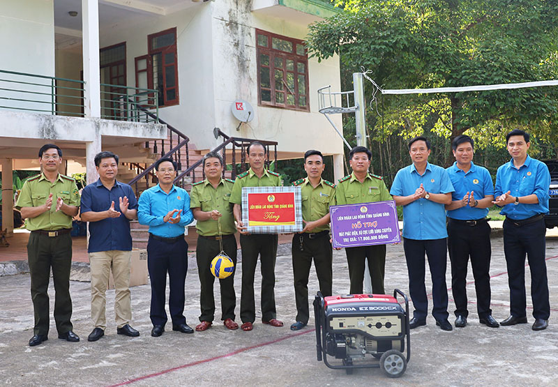 ồng chí Chủ tịch LĐLĐ tỉnh Phạm Tiến Nam trao máy phát điện và bộ cọc, lưới bóng chuyền cho Trạm Kiểm lâm Chà Nòi.