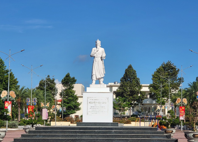 Tượng đài Chưởng cơ Lễ Thành hầu Nguyễn Hữu Cảnh được đặt tại trung tâm huyện Chợ Mới, tỉnh An Giang (tượng được điêu khắc bằng đá Non Nước do nhân dân hiến tặng).