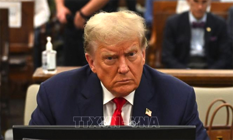 Cựu Tổng thống Mỹ Donald Trump (giữa) tại phiên xét xử của tòa án New York ngày 4/10/2023. Ảnh: AFP/TTXVN