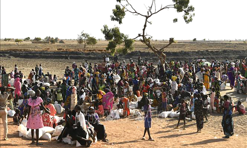 Người tị nạn nhận hàng cứu trợ tại Bentiu, Nam Sudan. Ảnh tư liệu: AFP/TTXVN