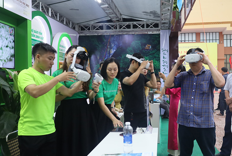  Du khách trải nghiệm công nghệ VR khám phá du lịch Quảng Bình. 