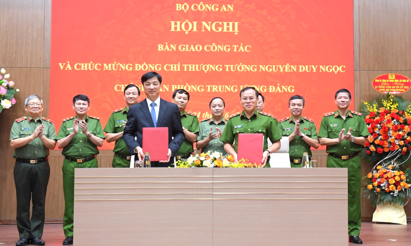 Thượng tướng Nguyễn Duy Ngọc bàn giao công tác cho Trung tướng Nguyễn Văn Long