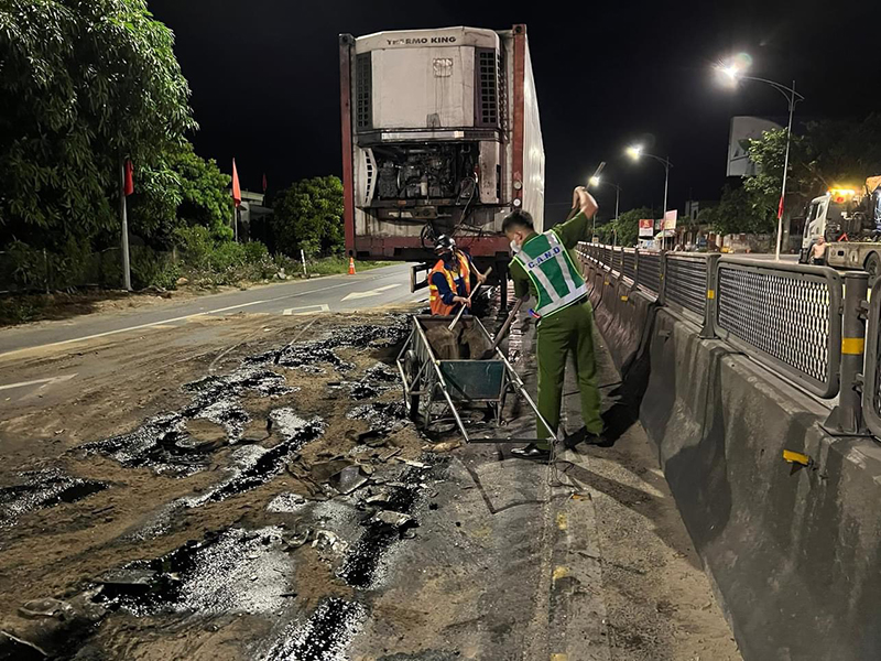 Kịp thời xử lý dầu loang trên Quốc lộ 1, giúp người dân đi lại an toàn