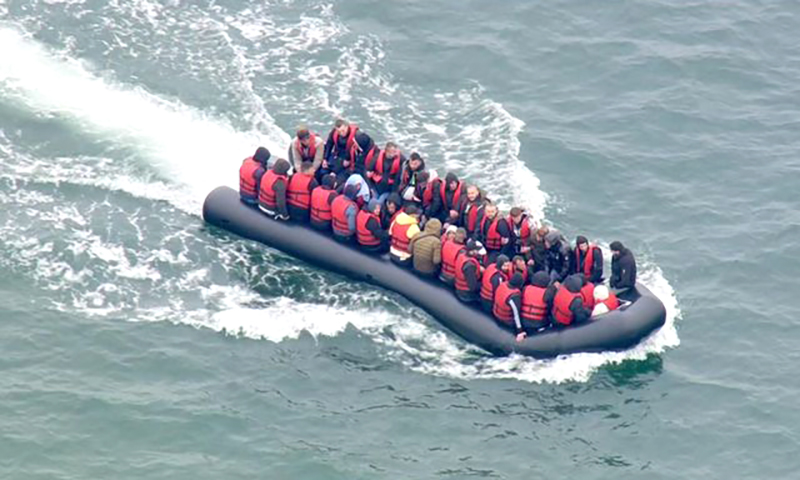 Giải cứu 80 người di cư trên thuyền gặp nạn ở eo biển Manche