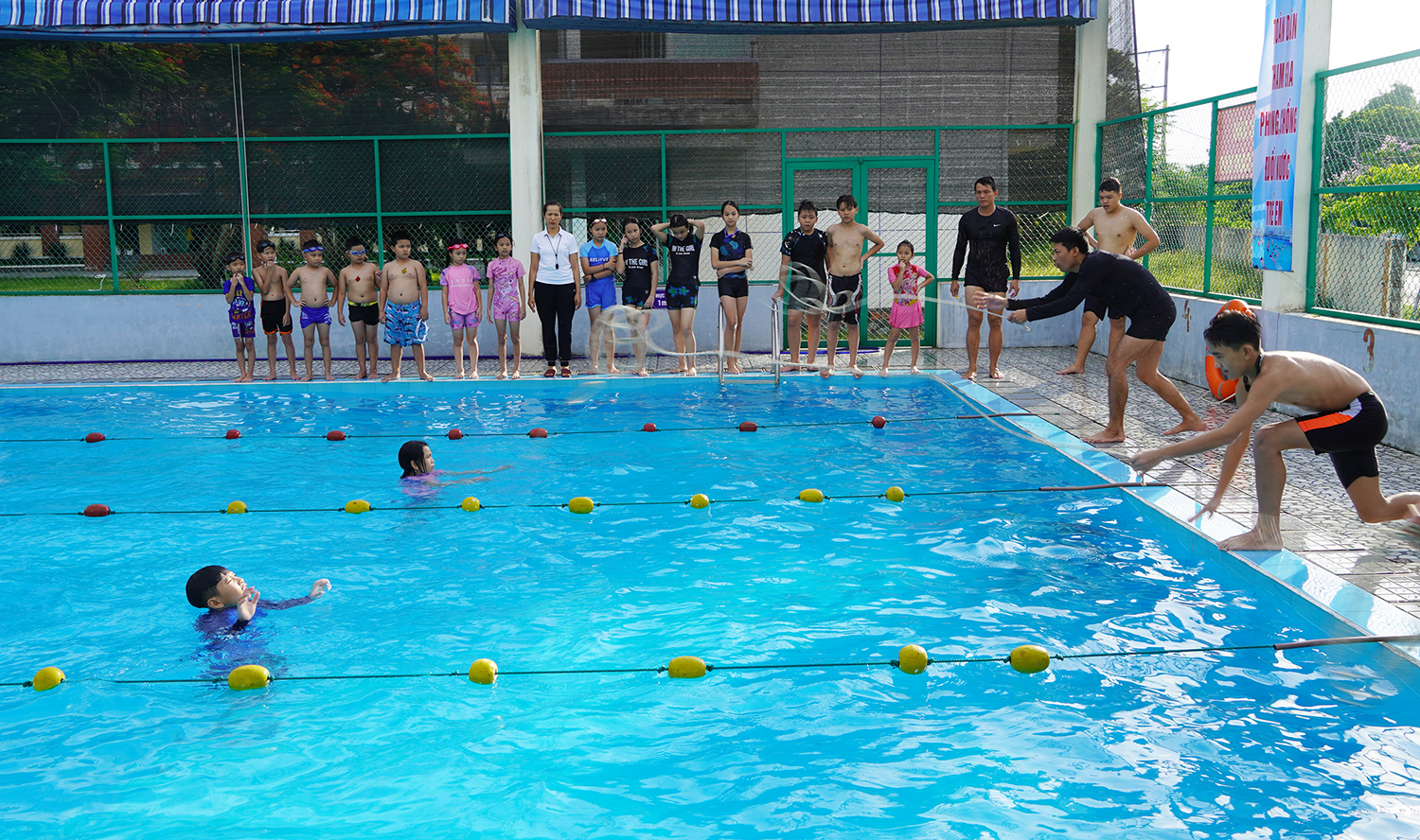 Bố Trạch: Phát động toàn dân tập luyện môn bơi phòng, chống đuối nước