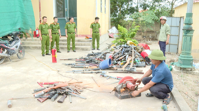 Quảng Trạch: Tiêu hủy hàng trăm vũ khí thô sơ, tự chế và công cụ hỗ trợ
