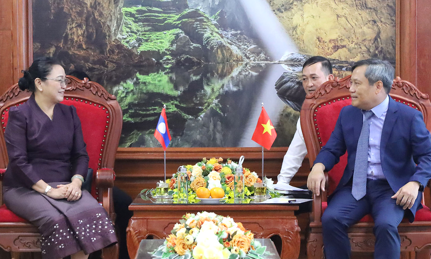 Lãnh đạo tỉnh tiếp xã giao đồng chí Đại sứ đặc mệnh toàn quyền nước CHDCND Lào tại Việt Nam
