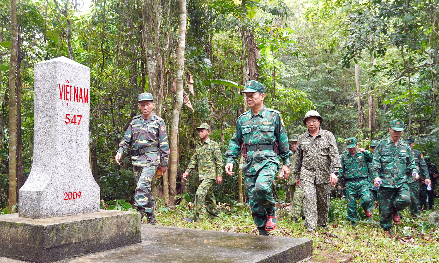 "Tổ quốc thiêng liêng vững dặm trường" (*)