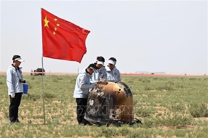 Tàu Thường Nga-6 trở về Trái Đất mang theo những mẫu vật đầu tiên từ vùng khuất của Mặt Trăng