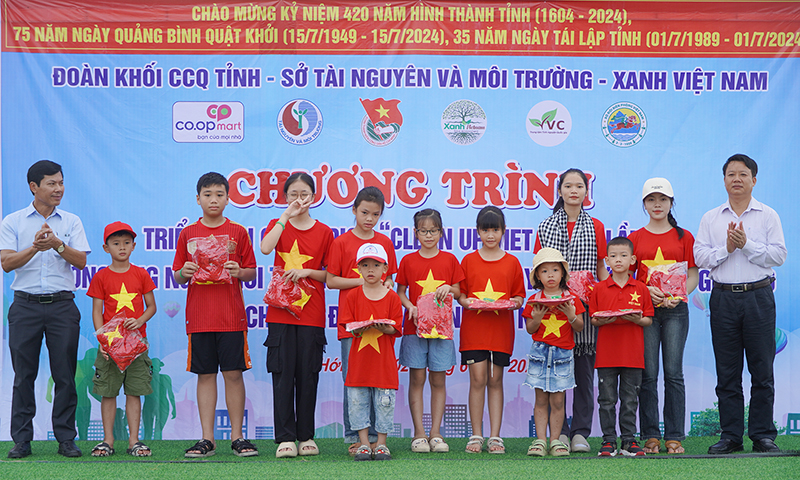 Đại diện lãnh đạo Đảng ủy Khối CCQ tỉnh, Sở Tài nguyên và Môi trường tặng quà cho các tình nguyện viên.