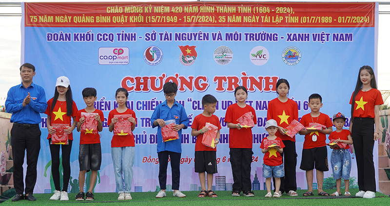 Đại diện lãnh đạo Đoàn Khối CCQ tỉnh và đại sứ môi trường Quảng Bình Nguyễn Lê Vi tặng quà cho các tình nguyện viên.