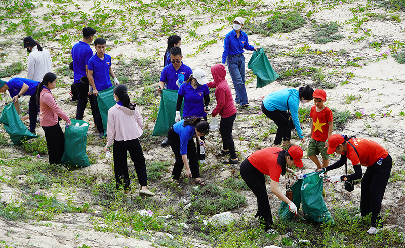 Các đoàn viên, thanh niên tham gia nhặt rác ven biển Bảo Ninh.