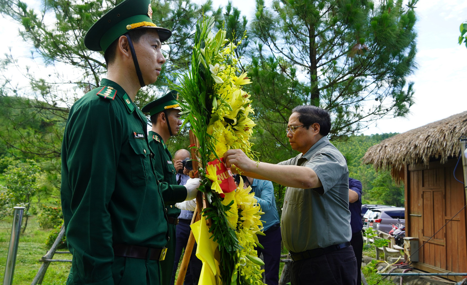 Thủ tướng Chính phủ Phạm Minh Chính dâng hương viếng mộ Đại tướng Võ Nguyên Giáp.