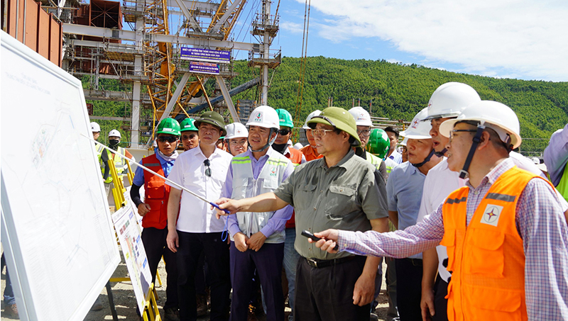 Đồng chí Thủ tướng Chính phủ Phạm Minh Chính kiểm tra tiến độ các dự án tại Trung tâm điện lực Quảng Trạch.