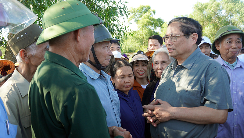 Thủ tướng Chính phủ Phạm Minh Chính trò chuyện cùng cán bộ, nhân dân xã Mỹ Thủy, huyện Lệ Thủy