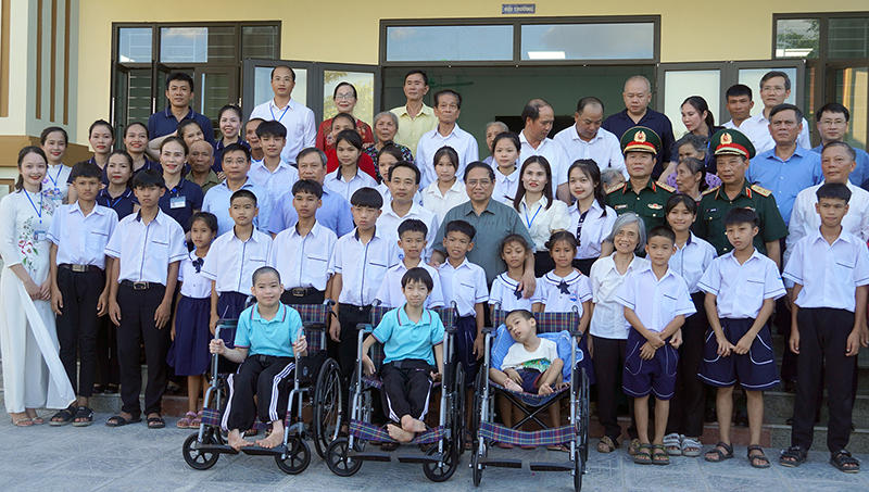 Thủ tướng Chính phủ Phạm Minh Chính và các thành viên đoàn công tác thăm Trung tâm Bảo trợ xã hội tỉnh