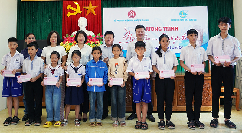 Hội đồng hương huyện Quảng Ninh tại TP. Hồ Chí Minh trao quà cho học sinh có hoàn cảnh khó khăn trên địa bàn.