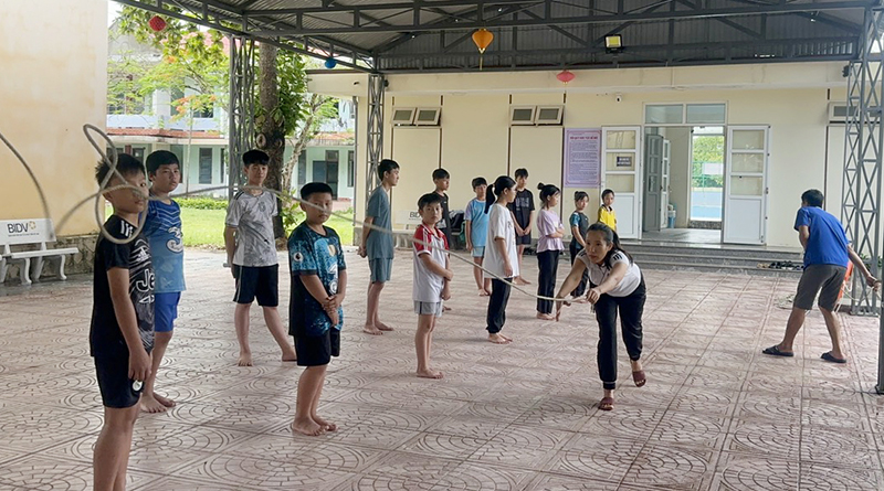 Học sinh được hướng dẫn kỹ năng bơi an toàn và phòng, chống tai nạn đuối nước.