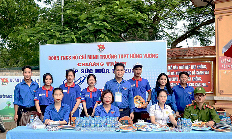 Các tình nguyện viên sẵn sàng hỗ trợ thí sinh và người nhà tại các điểm thi.