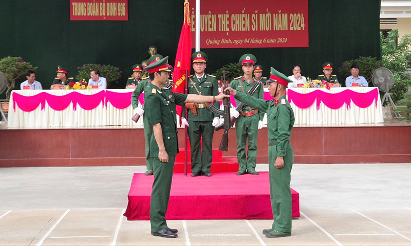 Thực hiện nghi thức trao súng.