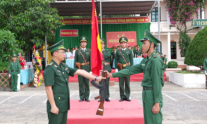 Chỉ huy Tiểu đoàn Huấn luyện cơ động, Bộ Chỉ huy Bộ đội Biên phòng tỉnh thực hiện nghi thức trao vũ khí cho chiến sĩ mới.