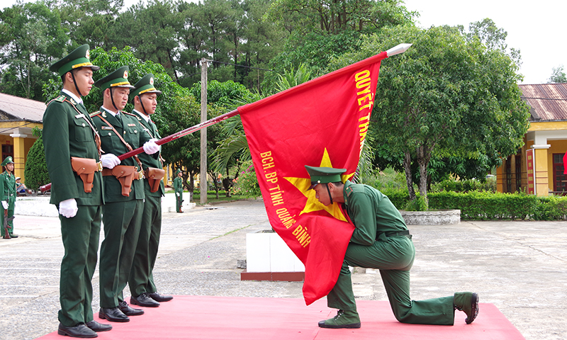 Chiến sĩ mới của Bộ Chỉ huy Bộ đội Biên phòng tỉnh tuyên thệ trước Quân kỳ Quyết thắng.