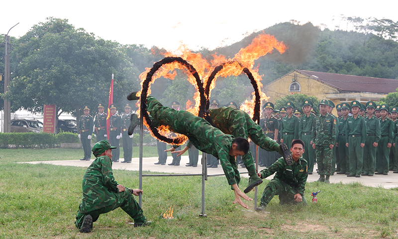 Chiến sĩ mới của Bộ Chỉ huy Bộ đội Biên phòng tỉnh biểu diễn nhảy qua vòng lửa trong lễ tuyên thệ.