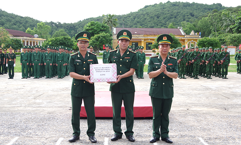 Đại tá Trịnh Thanh Bình, Tỉnh ủy viên, Chỉ huy trưởng BĐBP tỉnh tặng quà cho đơn vị Tiểu đoàn Huấn luyện cơ động