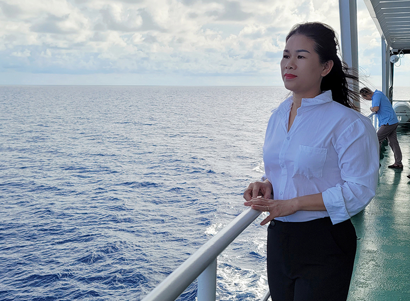 Giây phút suy tư của chị Phạm Thị Gấm trên tàu 561.