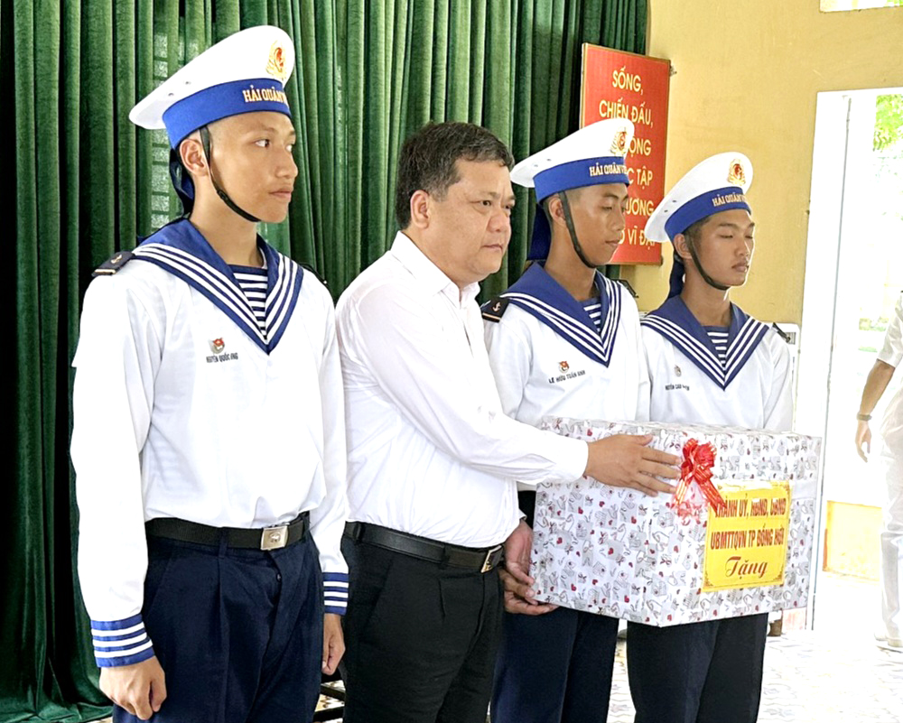 Đồng chí Bí thư Thành ủy Đồng Hới Trần Phong tặng quà các chiến sỹ mới đang thực hiện nghĩa vụ quân sự tại Tiểu đoàn 355, Bộ Tư lệnh Vùng 3 Hải quân (TP. Đà Nẵng).