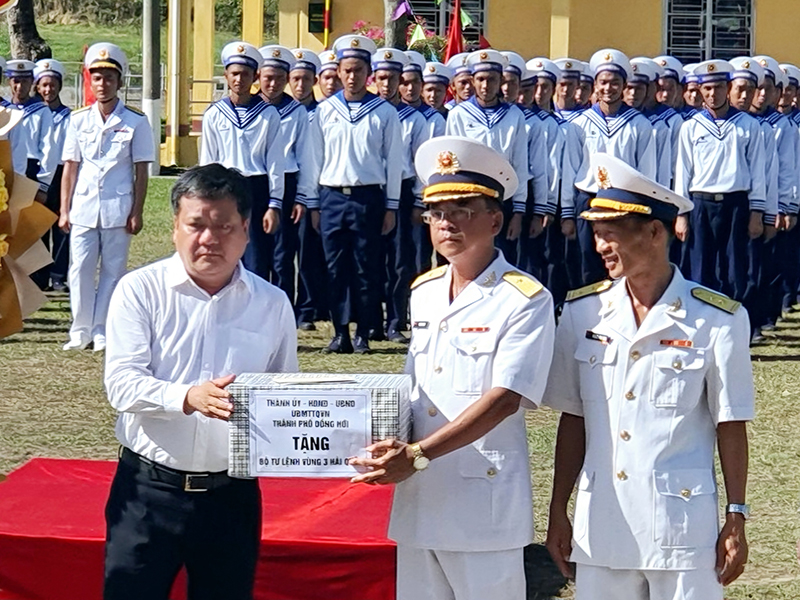 Đồng chí Bí thư Thành ủy Đồng Hới Trần Phong tặng quà Bộ Tư lệnh Vùng 3 Hải quân (TP. Đà Nẵng).