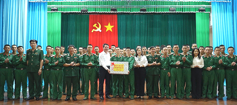 Chủ tịch UBND TP. Đồng Hới Hoàng Ngọc Đan tặng quà các chiến sỹ mới đang thực hiện nghĩa vụ quân sự tại Lữ đoàn 414 Quân khu 4 (Nghệ An).