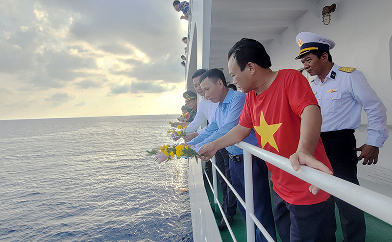 Thả hoa, hạc giấy tưởng niệm các anh hùng liệt sỹ trên vùng biển Gạc Ma, Cô Lin, Len Đao.