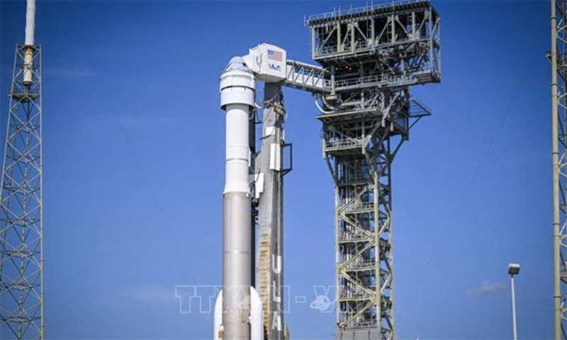 Tên lửa đẩy Atlas V mang theo tàu vũ trụ Starliner được lắp vào bệ phóng tại Trung tâm Vũ trụ Kennedy ở bang Florida, Mỹ ngày 31/5/2024. (Ảnh: AFP/TTXVN) 
